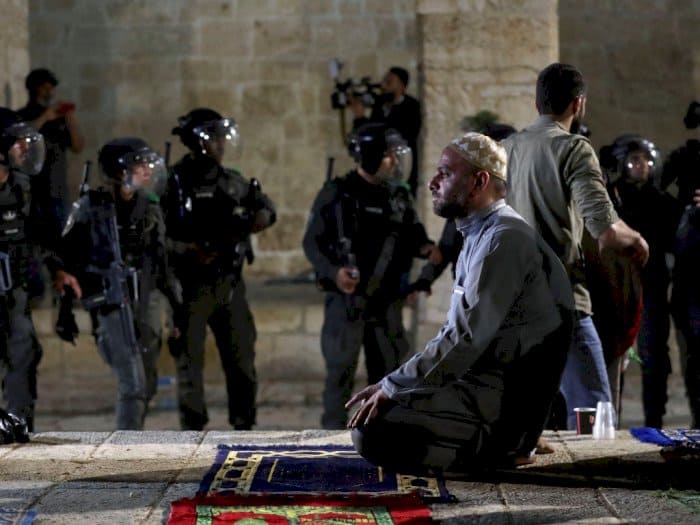 DARURAT !! Ratusan Warga Palestina Berguguran 6 puluhan jamaah shalat tarawih mengalami luka luka setelah israel menyerang masjid al aqsa75 700